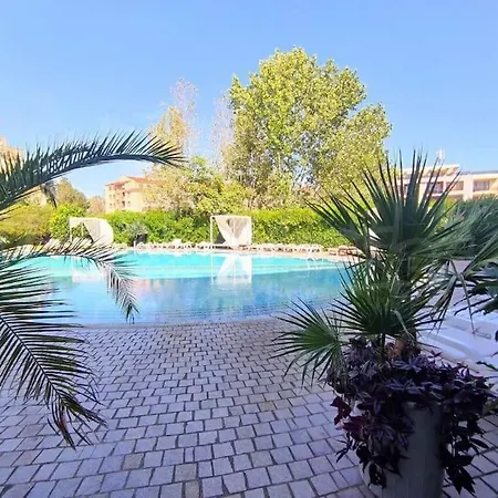 Large In Sunny * Σάνι Μπιτς