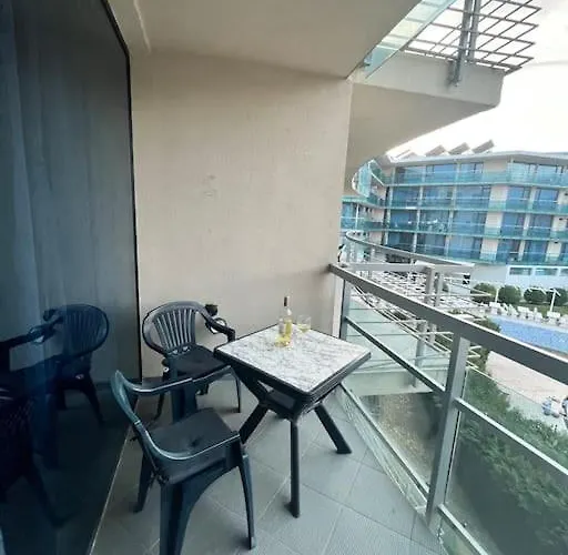 Large In Sunny Σάνι Μπιτς