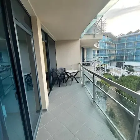 Large In Sunny Apartman *