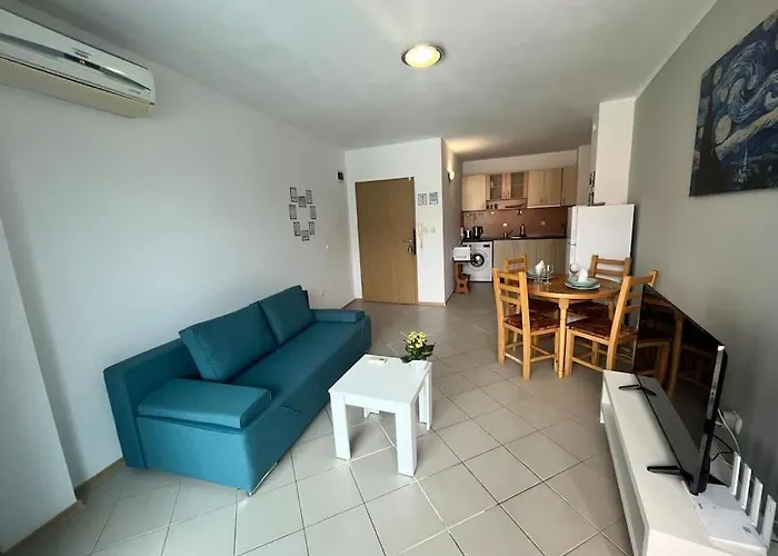 Large In Sunny Apartment *